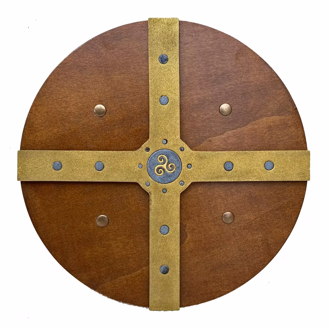 Scut Viking Circular "Historik Triskel" – Lemn cu Detalii Metalice și Emblemă Triskelion