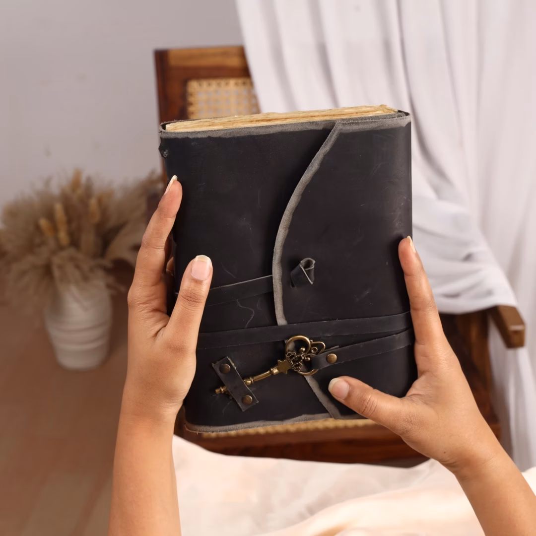 Jurnal Vintage din Piele lucrat manual - Model cu Cheie Antică - Imaginea 2