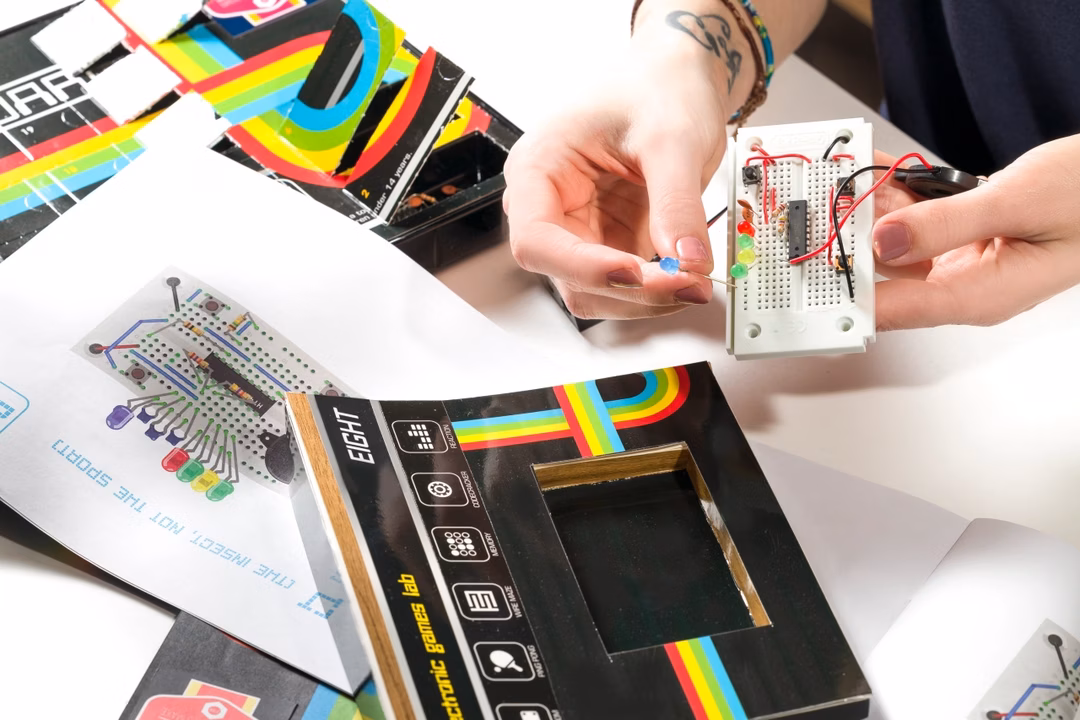 EIGHT Innovation Calendar Advent 24 Jocuri Electronice DIY, Proiect STEM Zilnic (Fără Lipire) - Imaginea 2