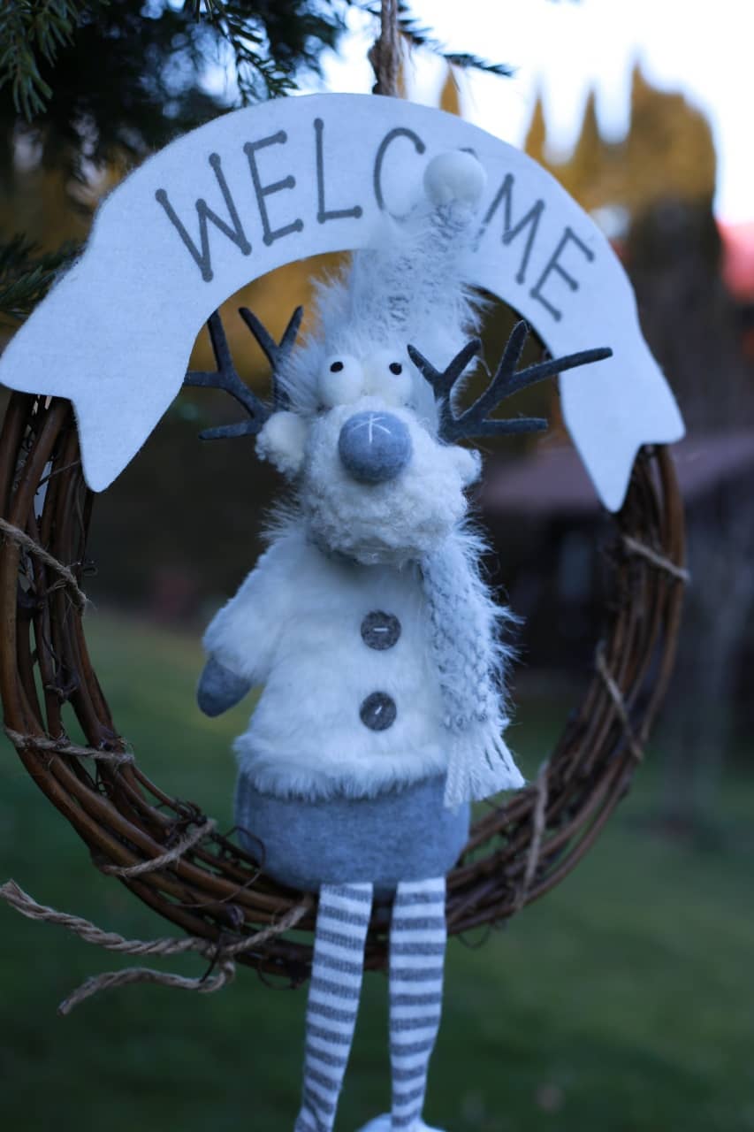 Coroniță din Ratan cu Figurină Festivă și Mesaj „Welcome”