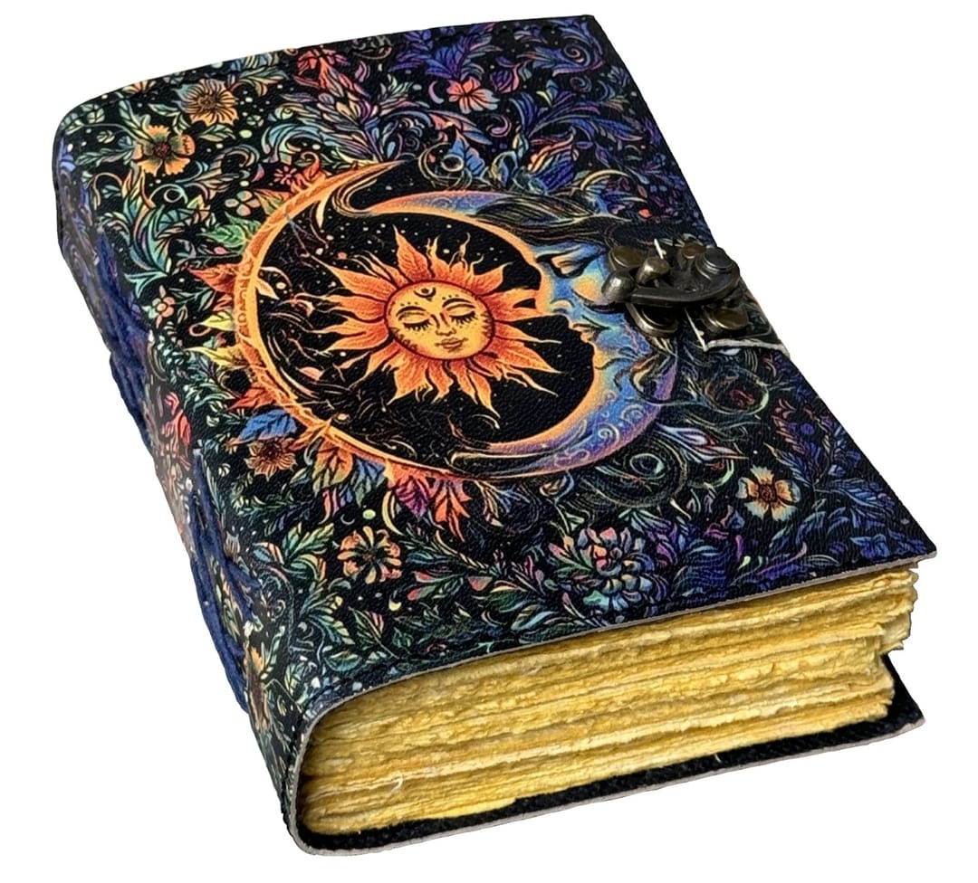 Jurnal Vintage din Piele Grimoire – Model Soarele și Luna - Imaginea 2