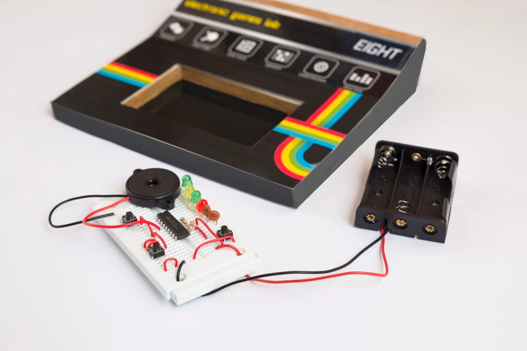 EIGHT Innovation Calendar Advent 24 Jocuri Electronice DIY, Proiect STEM Zilnic (Fără Lipire) - Imaginea 3