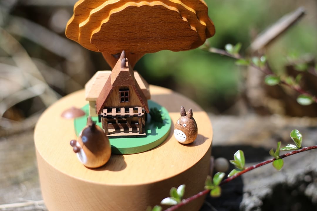 Cutiuta Muzicală Rotativă din Lemn de Fag – Design "Poveste în Pădure" - Imaginea 1