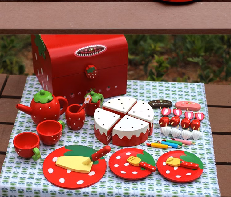 Tort de Capsuni din Lemn pentru Copii