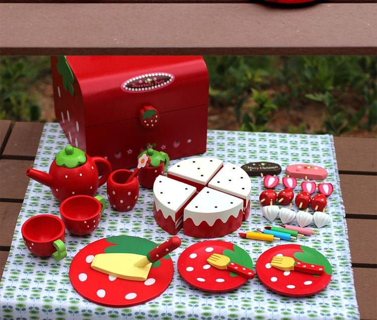Tort de Capsuni din Lemn pentru Copii - Imaginea 1