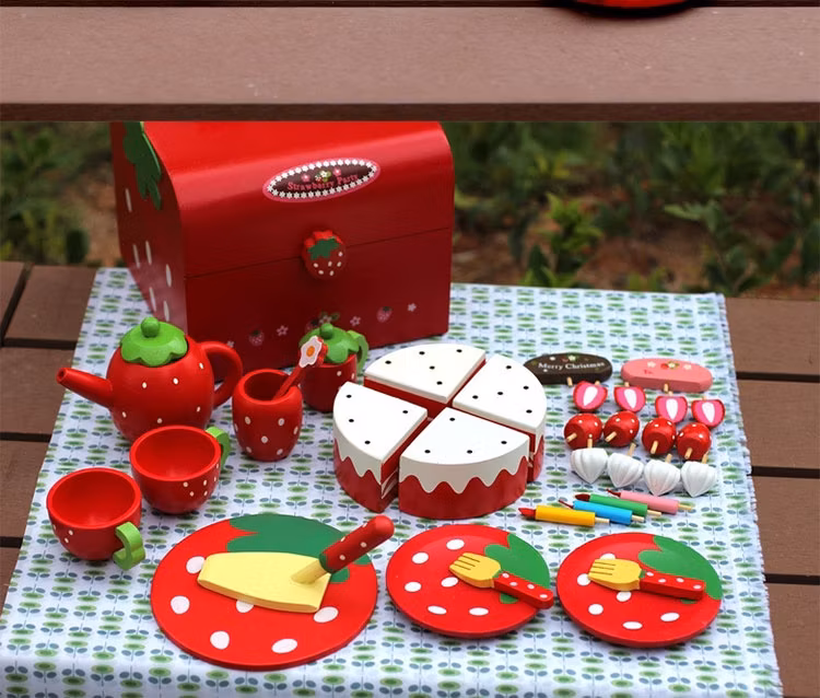 Tort de Capsuni din Lemn pentru Copii