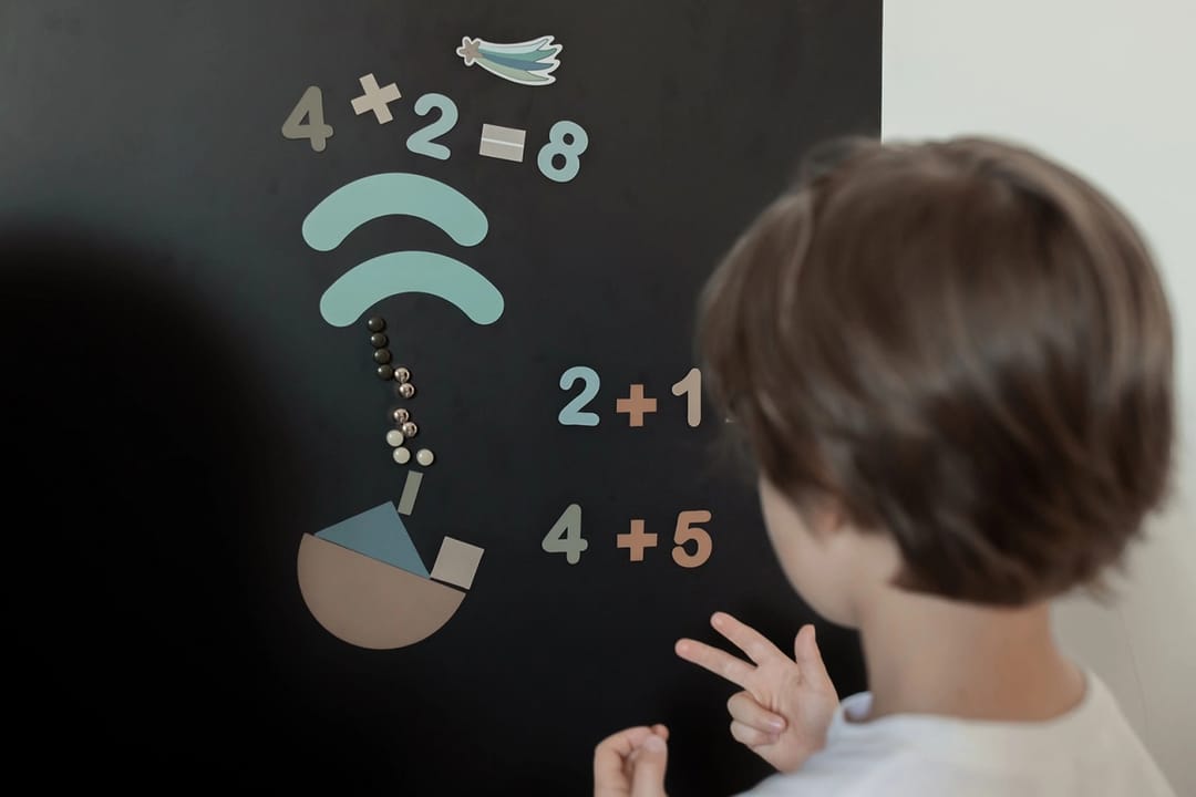 Joc cu Cifre Magnetice Ferflex® - Matematica Veselă (Set 100 piese) - Imaginea 1