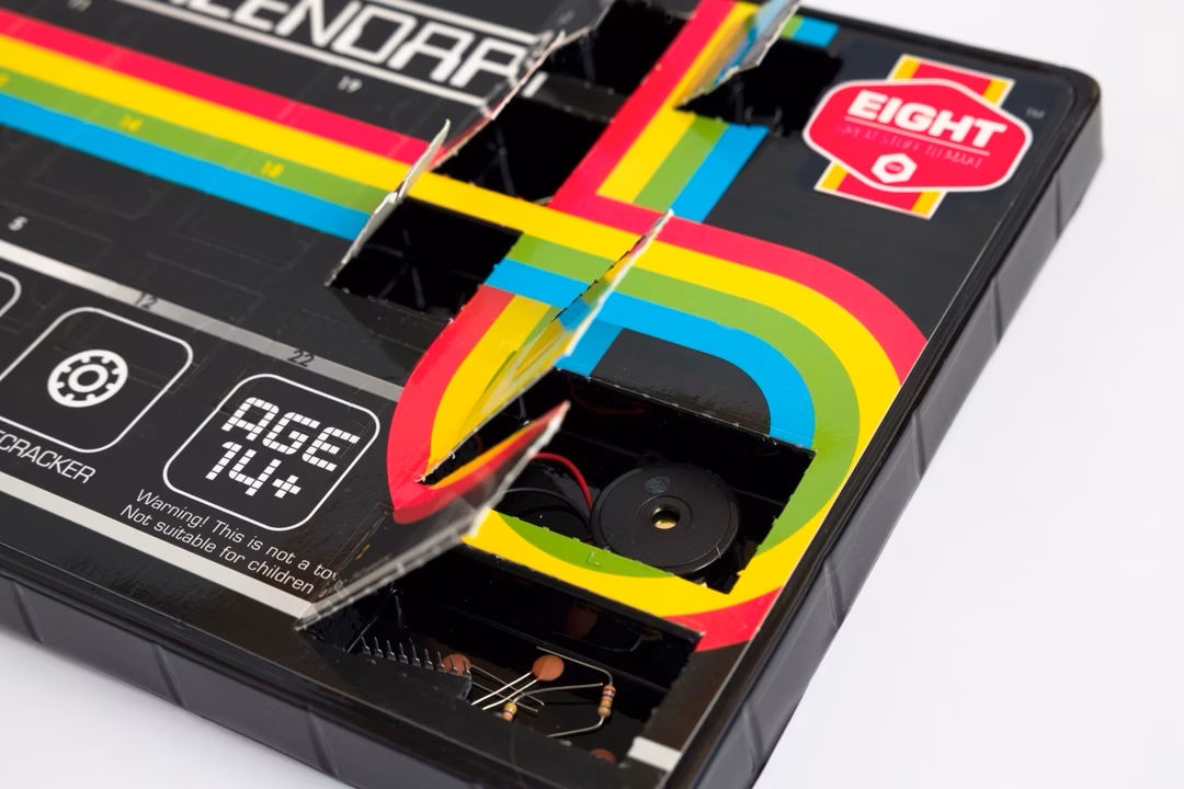 EIGHT Innovation Calendar Advent 24 Jocuri Electronice DIY, Proiect STEM Zilnic (Fără Lipire) - Imaginea 4