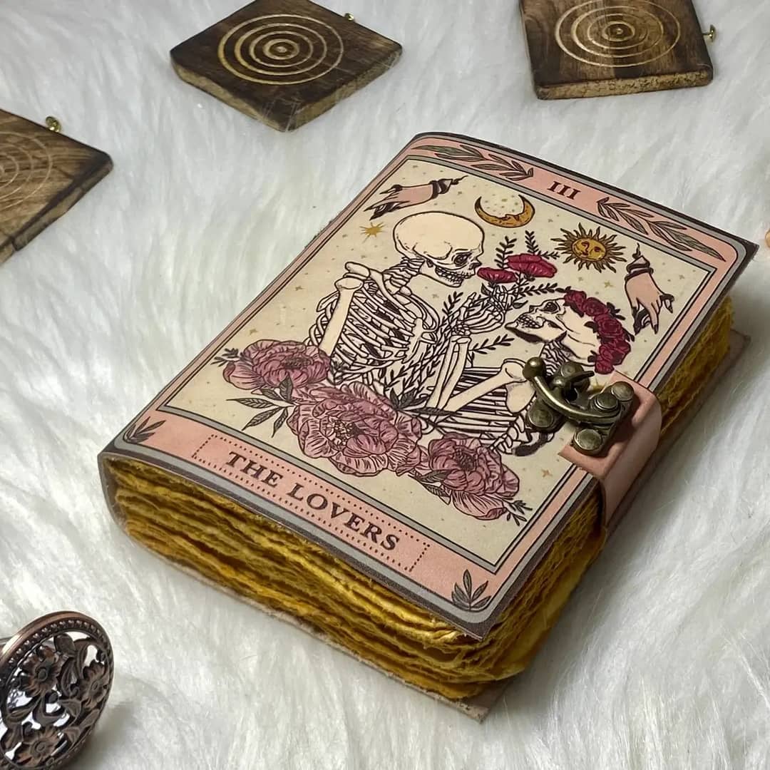 Jurnal Vintage din Piele Grimoire – Model „The Lovers” (Tarot Edition)