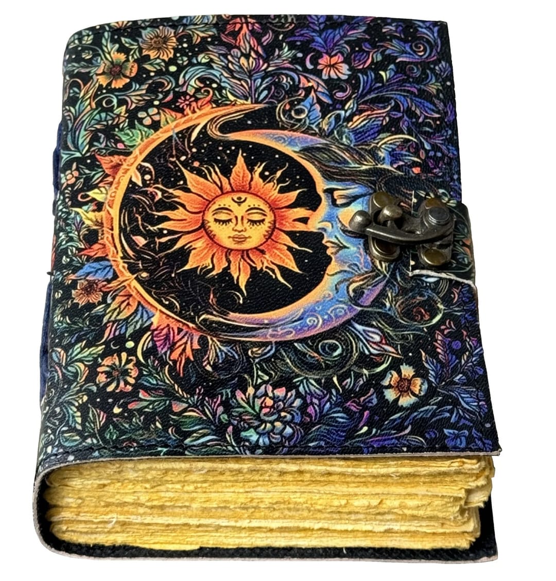 Jurnal Vintage din Piele Grimoire – Model Soarele și Luna - Imaginea 1