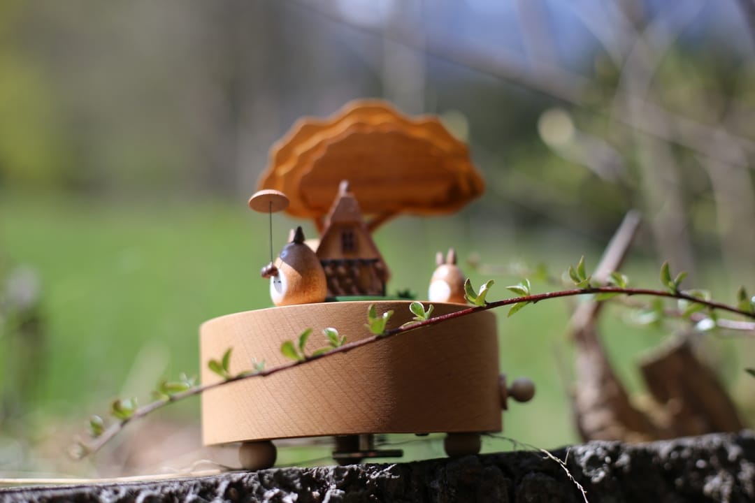 Cutiuta Muzicală Rotativă din Lemn de Fag – Design "Poveste în Pădure" - Imaginea 2