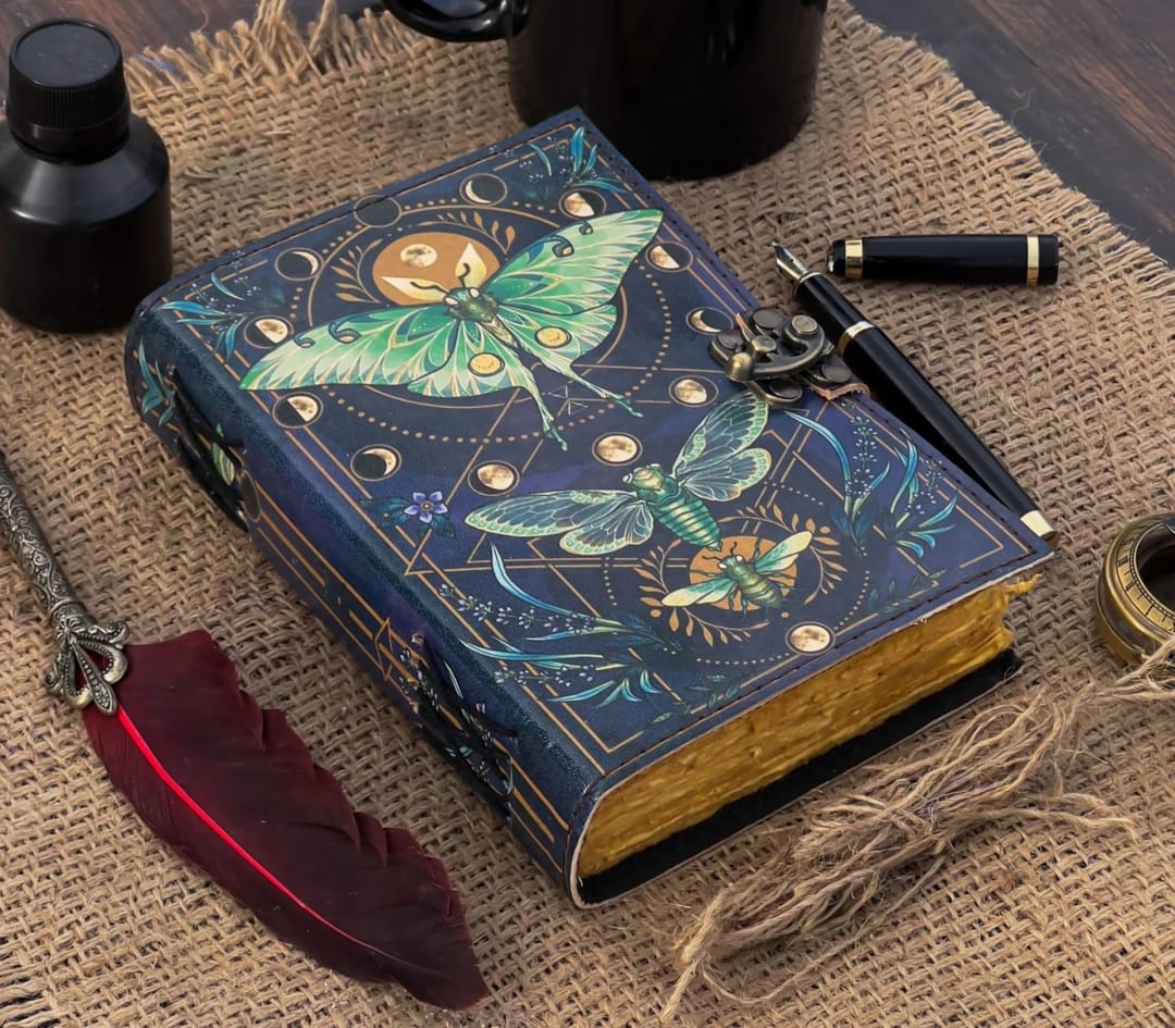 Jurnal Vintage din Piele Grimoire – Model Fluturele de Noapte - Imaginea 1