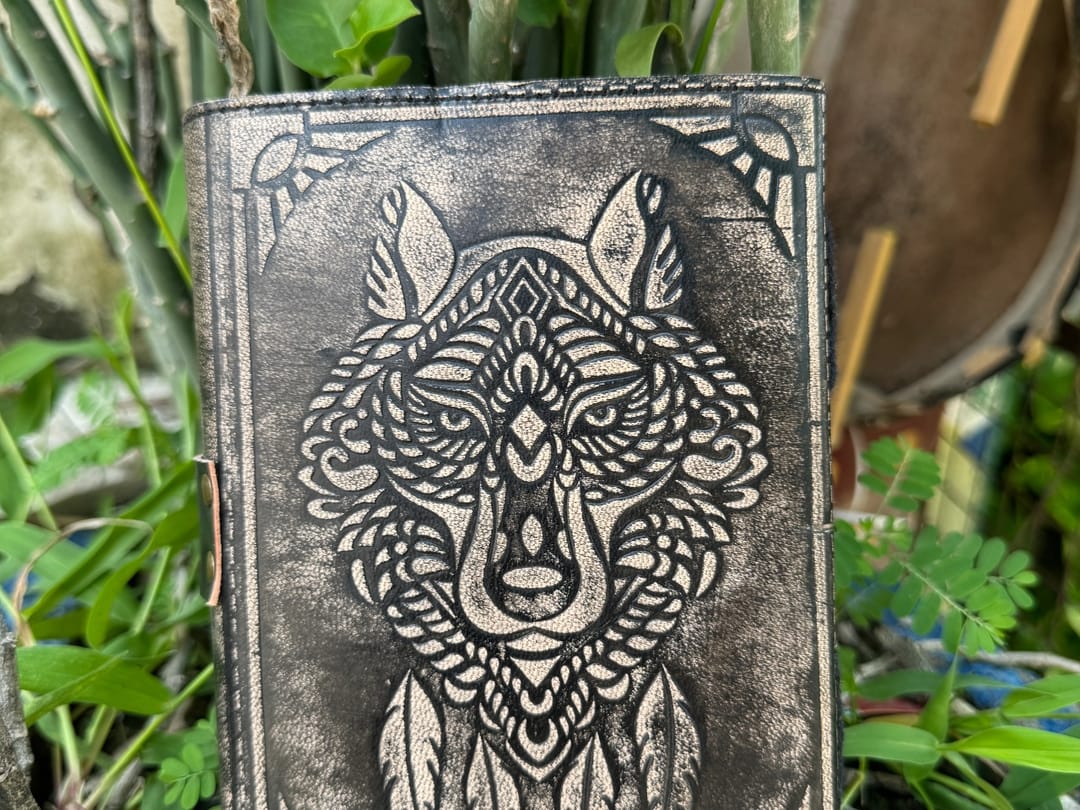 Jurnal Vintage din Piele Grimoire – Model „Wolf Totem” - Imaginea 3