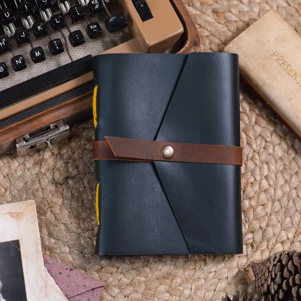 Jurnal Vintage din Piele Naturală Lucrat Manual (13 x 18 cm) – Agendă Artizanală cu Închidere cu Curea